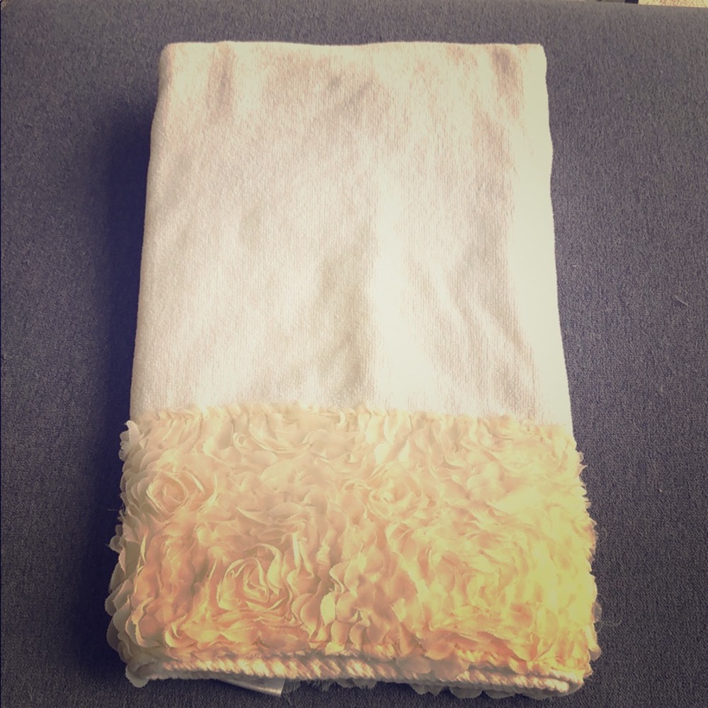 1 Cream decorative bath towels (2 available)
